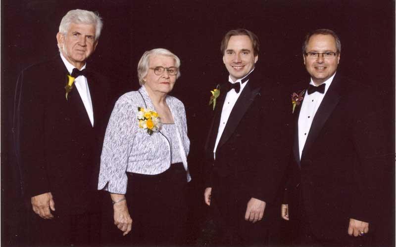 琼，我是Linus Torvalds, Bob Metcalfe和John C. 大声叫喊 | 琼在1945年作为开创性的ENIAC计算系统的第一批程序员之一获得了CHM Fellow奖, 并在将ENIAC系统转变为第一批存储程序计算机之一的过程中提供了进一步的帮助.左:约翰C. 大声叫喊. 中左:莱纳斯·托瓦兹. 中右:琼 Jennings Bartik. 右:鲍勃·梅特卡夫.  (由博士提供). Jon Rickman，威尼斯人在线信息技术副校长.) 