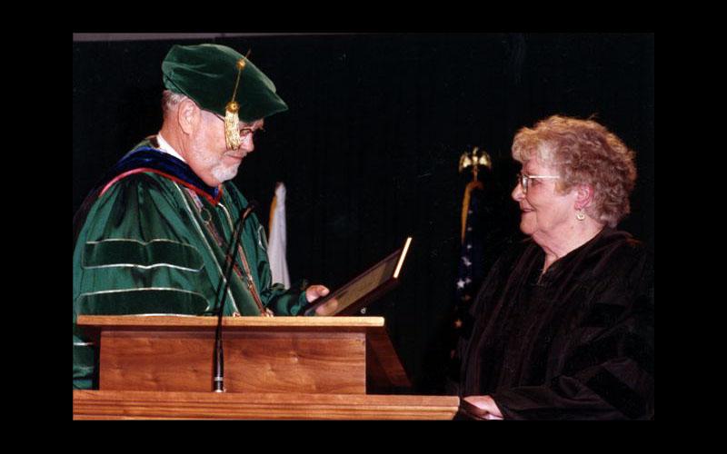 琼获得荣誉博士学位. 迪恩·哈伯德, 威尼斯人在线校长, 授予琼 Jennings Bartik荣誉理学博士学位. 琼于1945年毕业于威尼斯人在线，获得数学学位. (琼 JENNINGS Bartik计算机博物馆提供)