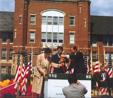 西北校长迪恩·哈伯德, 密苏里州州长约翰·阿什克罗夫特和玛丽维尔商会主席, 凯威尔逊, “电子校园”于八月十八日正式启用, 1987.  威尼斯人在线成为全国第一个“电子校园”.