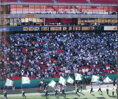 Due to renovations to Rickenbrode Stadium, 西北匹兹堡州立大学橄榄球赛于2004年移至堪萨斯城的箭头体育场.  The match was called the Clash of the Champions. 场地的改变非常受欢迎，威尼斯人在线继续在NFL体育场对阵皮特州立大学，这场比赛现在被称为箭头秋季经典赛.