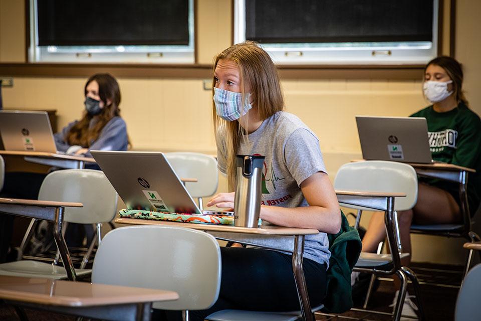 今年秋天，<a href='http://careers.ivantseng.com'>威尼斯人在线</a>的学生在学校发放的笔记本电脑的帮助下参加了一堂课.