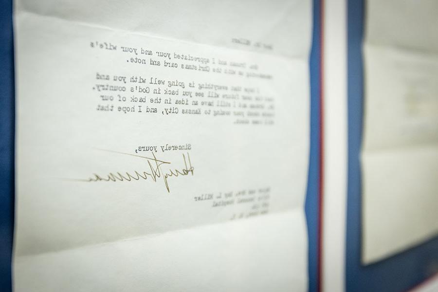 这是哈里·杜鲁门卸任总统后写给米勒一家的信, 感谢他们送的圣诞卡. (图片来源:Lauren Adams/<a href='http://careers.ivantseng.com'>威尼斯人在线</a>) 
