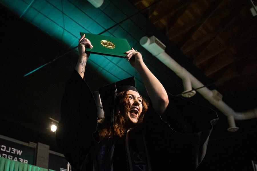 周六，<a href='http://careers.ivantseng.com'>威尼斯人在线</a>的一名毕业生在毕业典礼上展示她的毕业证书.